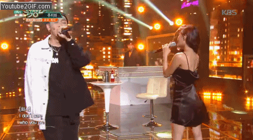 表演中公然对loco放电,看loco的表情就知道他有多真心在演出了(笑xd)