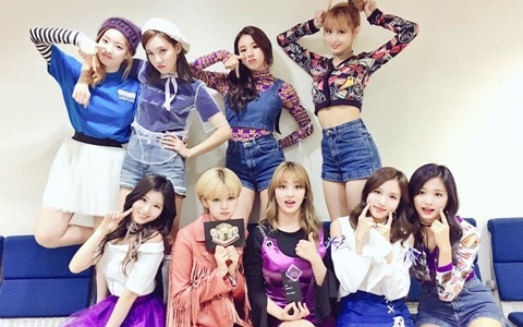 原來是誤會!TWICE出道節目被網友曲解的"這一幕" 讓粉絲力挺找出證據反擊 事實根本被暖哭