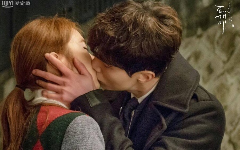 粉紅氣流不尋常!《鬼怪》地獄使者CP吻戲李棟旭激吻之後反應超害羞 劉仁娜親到腿軟…網友「戲外更曖昧」啊