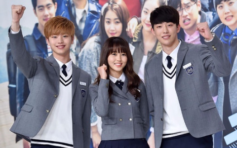 《學校2017》被搞砸了!男女主角扮高中生「超老臉」被酸爆 校服飄「台味」網友嚇哭「醜翻啊」