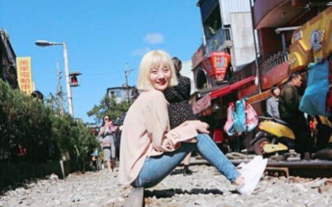 「臉紅的思春期」來台把台灣拍得超美!主唱台灣大解放 原來身材超級殺!