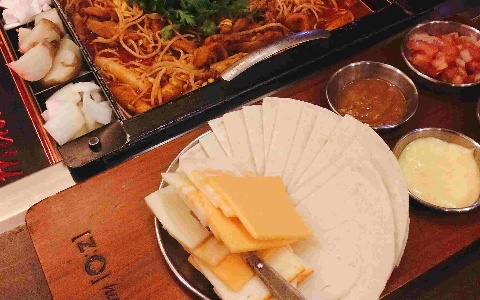 韓國根本是起司控的天堂! 韓國美食節目TastyRoad報導過的邪惡美食:烤起司章魚五花肉!