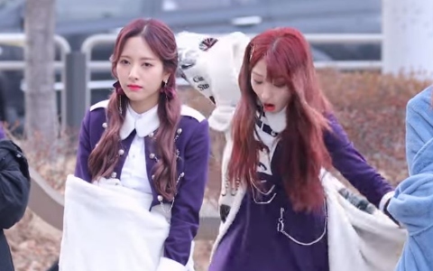 繼少時之後「舞台反應」最高!當紅女團粉絲面前「險大摔」尖叫...裝沒事表情讓人笑翻