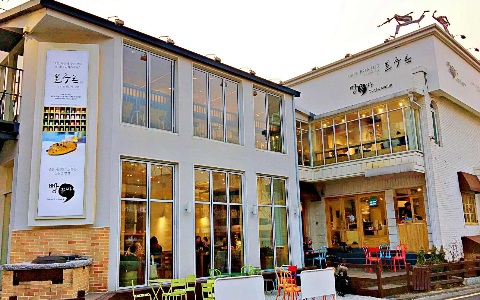 韓國人好奇怪?為什麼兩間咖啡店開在一起?弘大延南洞散步路徑上的麵包咖啡廳