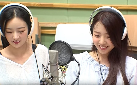 主持人「話中有話」…稱讚APINK娜恩、南珠「變漂亮」!普美看著南珠答話 表情超心疼