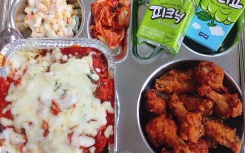 便當有炸雞?看完韓國學生午餐後不禁高呼:「我可以來上學嗎?」