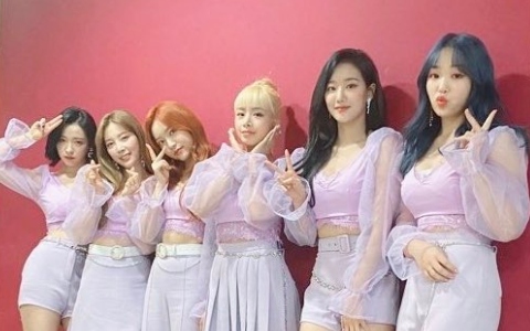 APRIL演出服爭議?網友大分兩派:嫌「露出過多」VS「女粉絲也喜歡看男愛豆脫衣服」