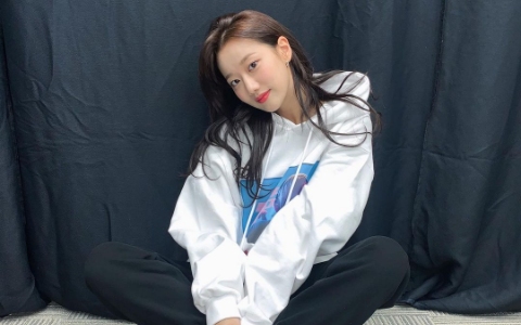 April 成員李娜恩出演 認哥 展個人技 網友費解 看來賺錢很辛苦