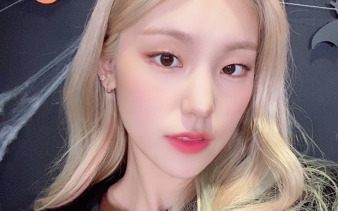 ITZY 禮志搭訕前輩的糾結過程全拍下⋯可愛動圖網瘋傳!