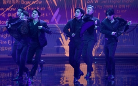 BTS登上葛萊美表演「這首歌」+ 「雷射燈光秀」使全場起立拍手!