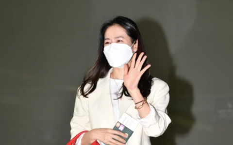 孫藝珍機場時尚價格不菲!光包包就破兩百萬韓元?