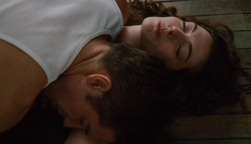 10《愛情藥不藥》的Anne Hathaway與Jake Gyllenhaal:Anne在排戲時一不小心就露太多了…她說:「我需要脫掉我的厚外套,然後裡面得全裸。我以為我們在拍攝了、但是其實我們只是在綵排,所以我在一大堆人面前不必要地脫光了。」