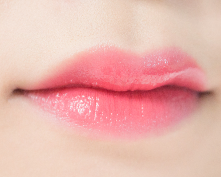 # A'PIEU / ENAMEL LIP FLUID #CR01 Melting Coral
擦上嘴唇後顏色比較偏粉紅色,還會帶點水潤感
持久力:第4名
黏稠度:第2名