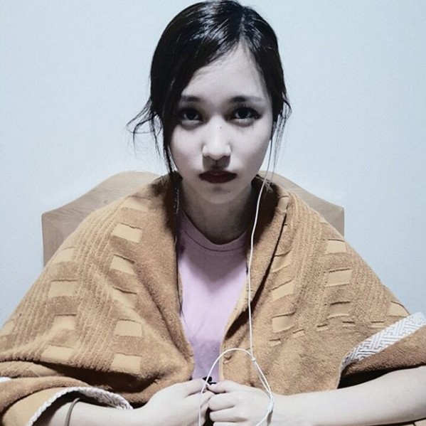 #5 臉色看起來不太好
你還不相信美容覺的存在嗎?沒睡飽的人,肌膚通常立刻就會出現反應,包括黑眼圈與肌膚暗沉。另外研究也顯示出長期睡眠不足也會加速肌膚老化,在內部產生皮脂醇,分解膠原蛋白,讓肌膚失去彈力,這就是為什麼睡眠不足的人看起來都比較滄桑的原因~