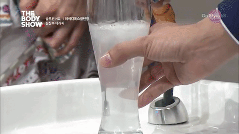 沒錯~就是這個有氣泡的碳酸水,俗稱氣泡水啦!把它拿來洗頭,會有什麼好事發生呢?透過碳酸水調整PH值,可以讓秀髮更強健、加強代謝,打開毛孔讓頭皮的健康更平衡,懂得保養頭髮的人都很強力推薦呢!