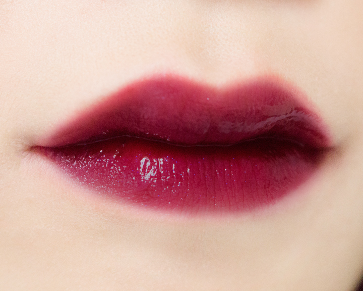 # Innisfree / Glossy Lip Locker #5
質地偏向唇蜜,裡面還含有藍紫色的亮粉,感覺不是天天都可以擦的顏色...8ㅅ8
持久力:第10名
黏稠度:第1名