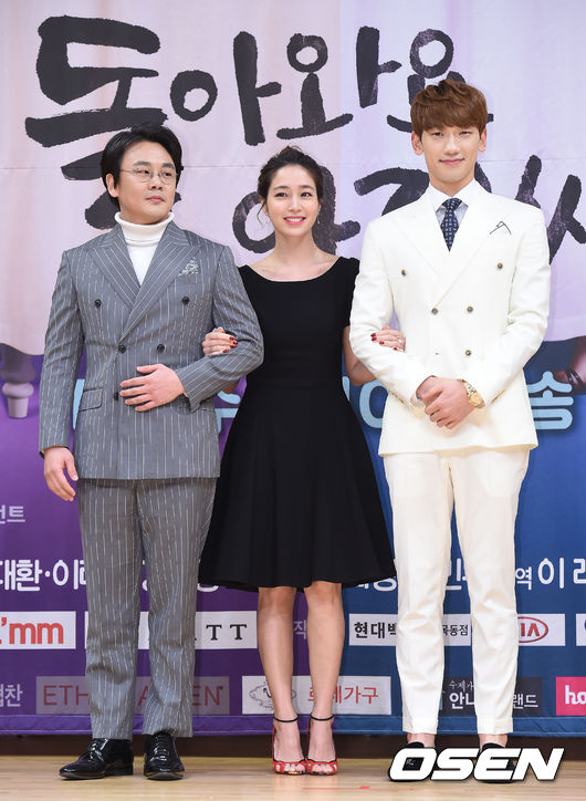✿TOP 4 - SBS《回來吧大叔》
話題指數:1317.3
話題佔有率:5.1%
※由Rain、金吝勸、金秀路、吳漣序、李珉廷及李荷妮主演,這部因為是李珉廷產後復出的作品,也受到網友們矚目。主要在講述突然離世,但依然渴望凡間的金英洙(金吝勸飾),以另一個身份李海俊(Rain飾)回到人間的故事。
