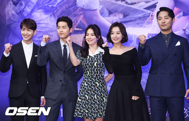 ✿TOP 1 - KBS2《太陽的後裔》
話題指數:7956.4
話題佔有率:30.7%
※主要在講述一位聯合國維和部隊軍人(宋仲基飾)與無國界醫生(宋慧喬飾)兩人相愛的故事。因為是宋仲基退伍後的首部戲劇,加上攜手宋慧喬演出,未開播就已經受到高度矚目。