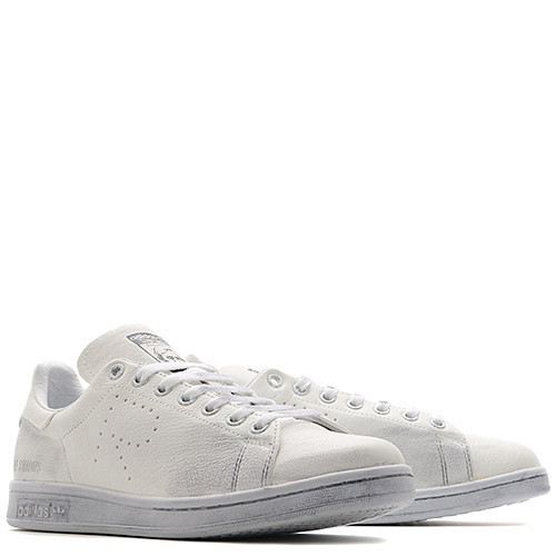 #ADIDAS X RAF SIMONS STAN SMITH AGED / WHITE
ADIDAS與設計師Raf Simons已經合作數次,但每次只要推出新品都會成為必搶單品。2016春夏延續之前的「R」字設計,推出不少顏色,賦予Stan Smith新的生命。