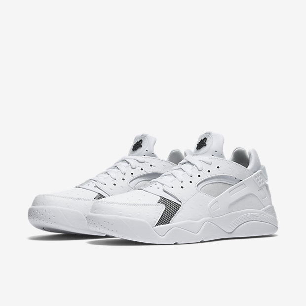 # NIKE AIR FLIGHT HUARACHE LOW
NIKE本來就是白鞋帝國,不過最新的Air Flight Huarache以白色鴕鳥紋設計,替運動鞋增加不少細節設計,也算是相當值得收藏喔!