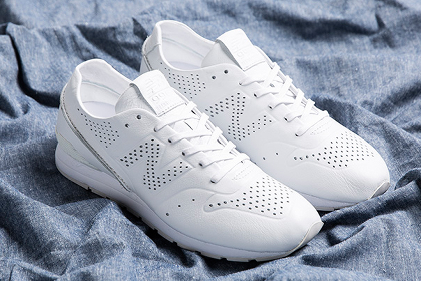 # NEW BALANCE MRL996DT / WHITE
大家對於全白的NB鞋很熟悉嗎?摩登少女完全被這款全白996給吸引目光了!New Balance 經典跑鞋推出全新「Triple White」純白版本,以皮革打造,沒有花俏的設計,連正字記號「N」也是用氣孔堆砌而成,完全簡約!