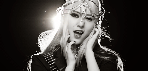 이미지 출처_f(x) <Red Light> MV