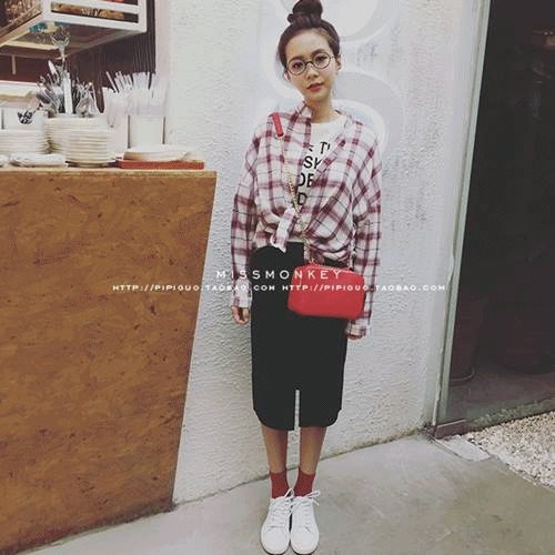 ▲港味潮人館 淘寶評分:4.6分
近期摩登少女購入的一家,原本看到價格想說,算了~如果踩雷就放棄,沒想到送過來之後CP值真的有點高!港味潮人館的單品價格大概台幣150元以上,以這個價錢的材質來說真的算不錯,不過如果你本身比較在意品質,那摩登少女還是建議你轉別家喔~XDD