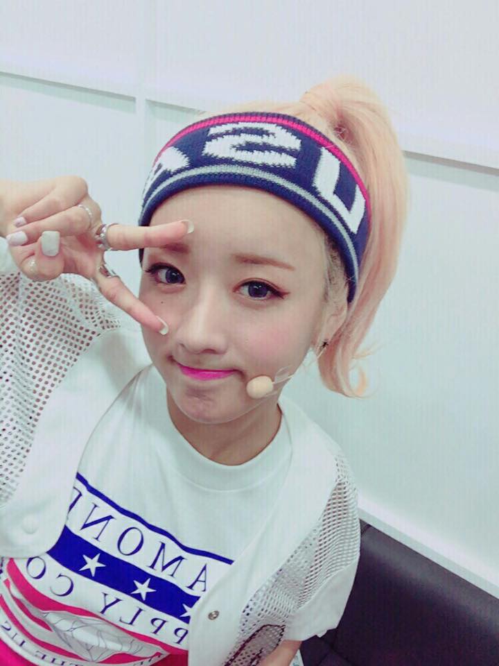 #10.APINK 普美(838)
明明就是女團,但是卻散發著超可愛的喜感!最近和南珠一起挑戰韓國美食直播的吃貨普美,絕對是攻佔女生粉絲心的「歐巴級人物」。而且最近瘦下來之後,五官更立體漂亮了呢~