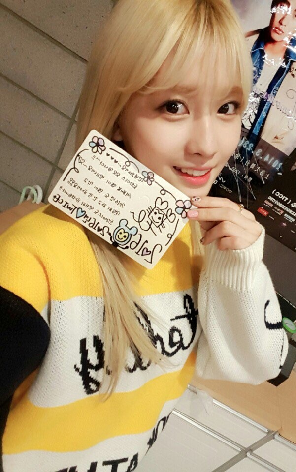 #12.TWICE MOMO (814)
和娜恩僅差一票的是TWICE的豬腳殺手,上次拿著豬腳啃的樣子可愛得太兇殘了!是適合和多賢一起去上料理節目的吃貨~但只要叫MOMO跳舞,她就會完全變另一個人,跳起舞來的樣子完全性感必殺!