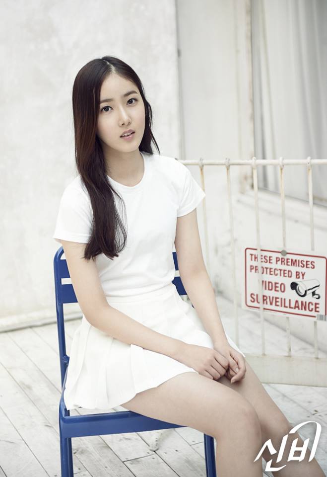 #16 GFRIEND SinB (602)
以兩票之差居於DARA之後驚險進榜的是GFRIEND的主唱之一SinB!不過同為15年出道的團體,能夠打進16強其實已經相當厲害了,這次的主打《Rough》比上次爆紅的《Me Gustas Tu》更強勁,也為GFRIEND帶來高人氣!也希望第二輪的投票SinB排名能跟著大躍進囉!