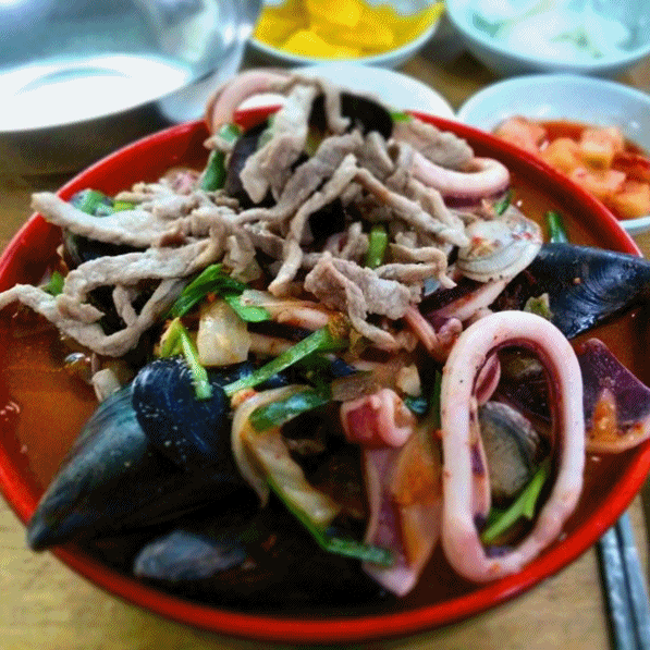 不過當然不只首爾有美食,安宰洪到了其他地方也會特地去吃當地的美食~例如:群山的海鮮炒馬麵、束草的辣雞丁、安東的燉雞、全州的生牛肉拌飯等......真的很好奇他到底從哪裡知道這麼多美食資訊