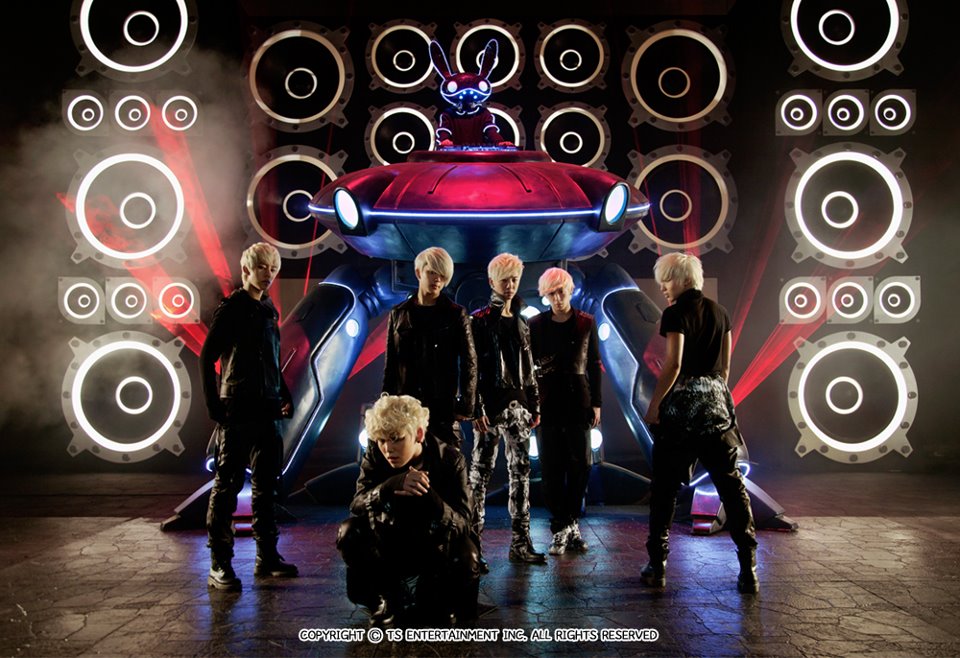 ♫ TOP 1 :: B.A.P〈WARRIOR〉
B.A.P 的歌曲總是會帶一點社會批判和社會意識的味道,而這首〈WARRIOR〉不管是節奏還是歌詞,都充滿 B.A.P 風格的侵略性,透過音樂要來感染世界。