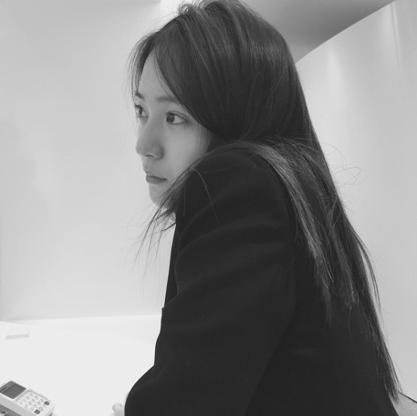 「本人就真的跟照片上一樣漂亮!」、「之前幫朋友拍 KRYSTAL,真的是完全不用修圖的美貌。」、「皮膚狀況和身材都好到不行,有時候都會開玩笑的說,就連 PS 都不用打開。」