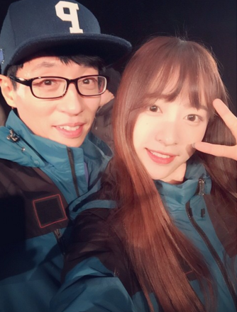 第一次讓人注意到哈尼的大喇喇性格的是去年參加《Running Man》。在攝像機前的哈尼毫不顧慮淑女形象地打著哈欠,甚至還跟智孝進行了一場「睡眠對決」(大家應該都知道智孝的睡功),最終哈尼陷入了沉睡,還一度睡到嘴巴微開。