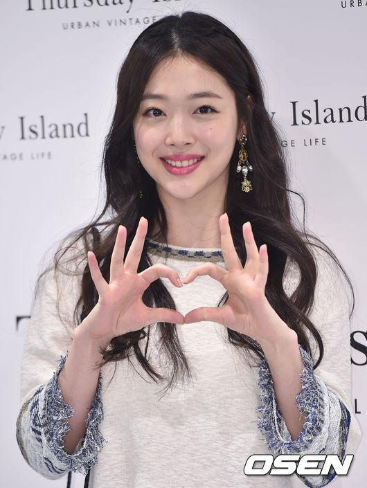 而就在Krystal和 Kai 戀愛消息被報導後,網友們更扮起了偵探發現了原來1年多以前雪莉的粉絲成立的推特「진나빛」(雪莉的本名叫崔真理,진나빛 意即雪莉是我的光)在一年多前就對最近的事做出超準確預言。
