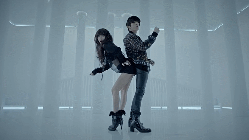 兩人合作的第一首單曲《Trouble Maker》以特色的哨聲和俏皮性感的雙人舞,一發行就引起了熱烈關注。