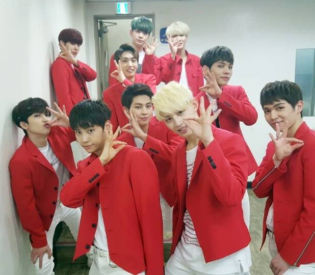 今天也是回歸舞台的 UP10TION 則是帶來男團經典歌曲 MIX 舞台,不管是「12:30」、「H.E.R」還是「Love Me Right」,都完美呈現前輩們的舞蹈。