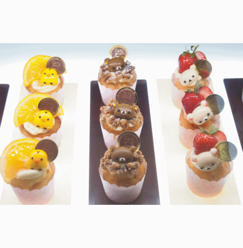 ▶Rilakkuma Café
▶台北市大安區忠孝東路四段248巷3號
從開幕開始就難訂位的Rilakkuma Café,飽兒
自己是習慣叫他拉拉熊咖啡啦~
絕對是一間可以讓妳拍照拍到沒電的餐廳❤
每個角落都充斥著拉拉熊,而且是都有販賣的
商品!(荷包表示…) 店內的蛋糕也是好吃又好看
