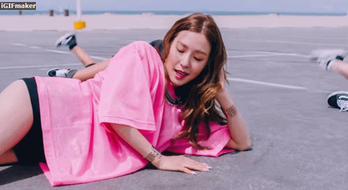 不過身為少女時代的5主唱之一,Tiffany 當然不是因為不會唱歌才對嘴。其實不少偶像在回歸舞台時,不少製作單位會為了呈現上的完美請歌手將麥克風音量調小,或是對嘴。特別是 Tiffany這次因為舞蹈動作較大,預錄時採對嘴,卻因為嘴型對不上而引發了粉絲的討論。