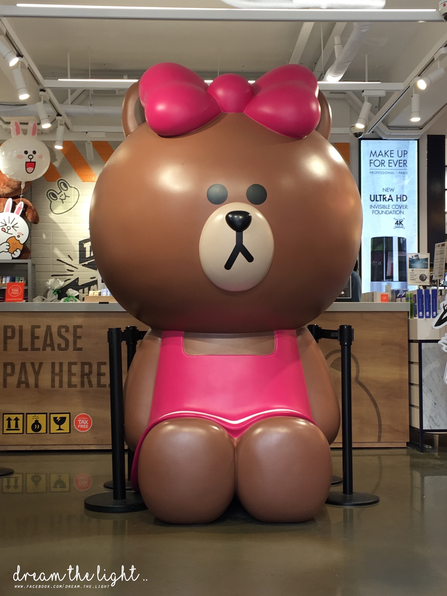 一樓還有 LINE FRIENDS Store,弘大店的鎮店之寶就是熊大的妹妹 CHOCO,假日的弘大到哪都是人擠人的狀態,所以大家也可以選在平日造訪。