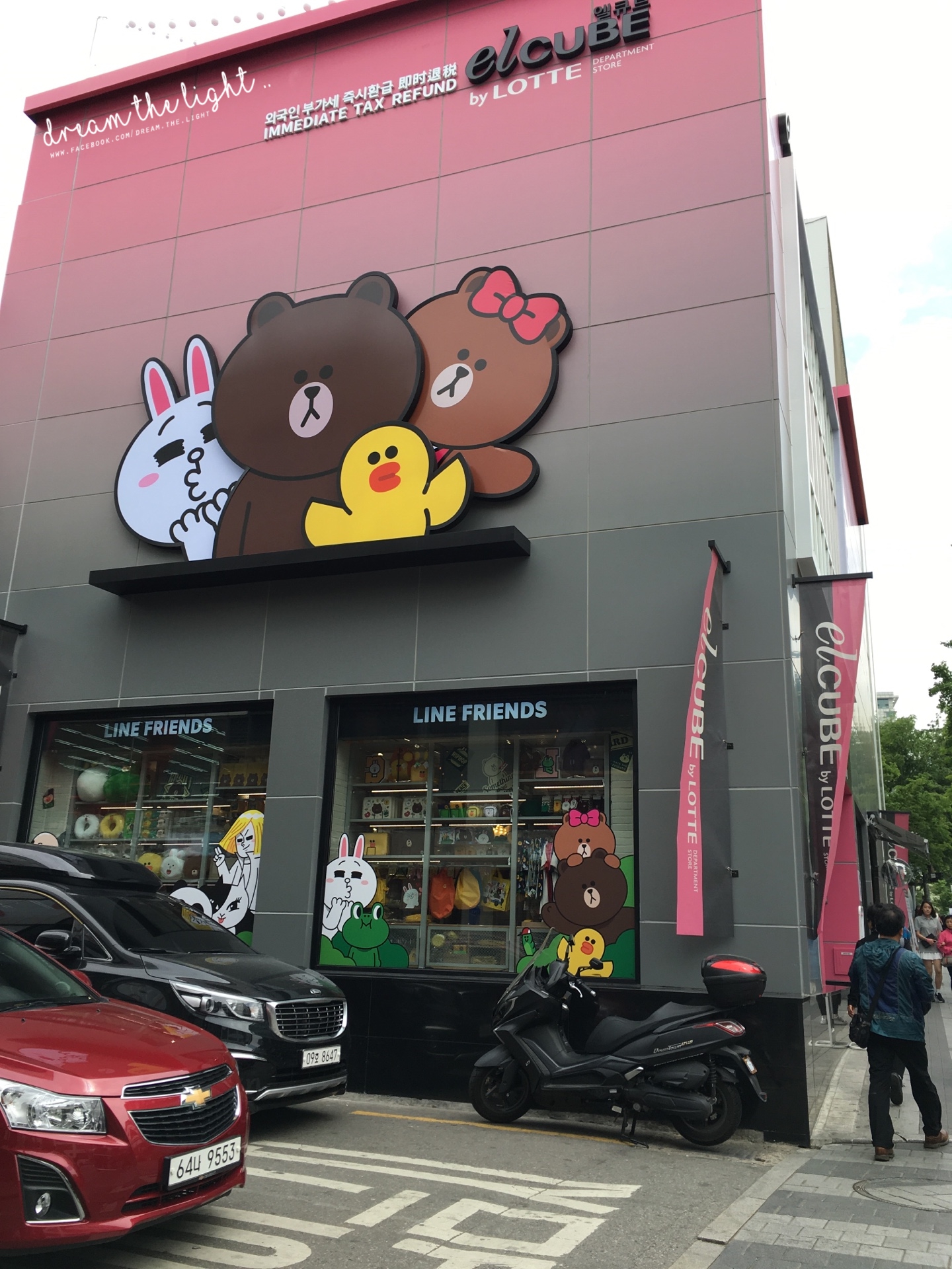 ♥ 弘大 樂天elCUBE
3月底才剛開幕的 樂天elCUBE,裡面不僅有各式各樣的韓國品牌,四樓還有一個天台,除了可供大家休息外,也有不少人會在上面拍照。