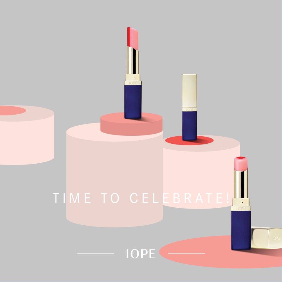 ♥IOPE 月蝕雙色唇膏 台幣約745元
這款月蝕雙色唇膏和大家最不一樣的地方,就是它真的很像月蝕(?)甚至有種大腸包小腸的感覺(?)總而言之就是利用大圈包著小圈圈,畫起來超!級!方!便!