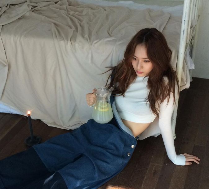 Krystal自從承認戀情之後,鮮少出席活動亮相,雖然因為姊姊Jessica發行個人專輯,前陣子也一起登上了媒體版面,但似乎還是很少看見Krystal的蹤影…