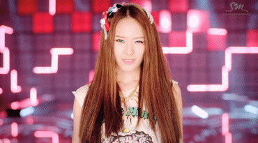 隔年〈Electric Shock〉時期的Krystal,也是許多韓國網友們心中的傳奇時期,比〈HOT SUMMER〉看起來更美麗動人,眼妝在當時也造成了一陣子的流行~