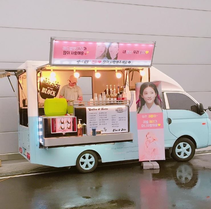 最近忙於JTBC電視劇《魔女寶鑑》拍攝的金賽綸,Yeri貼心送上餐車,不僅請大家多多喜愛金賽綸在劇中的角色妍熙,餐車前的立牌也寫著:「我們賽綸~~Red Velvet Yeri非常愛妳♥」