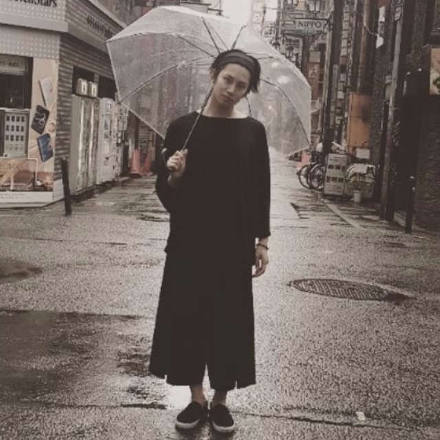 但這樣的恐怖時尚其實意義深刻,希澈就在IG貼文寫上:喜歡任何東西都不是丟臉的事,所以大家都跟我一樣大方展現自己所喜歡的東西吧!
客官阿你說說,這樣設身處地的偶像哪找???