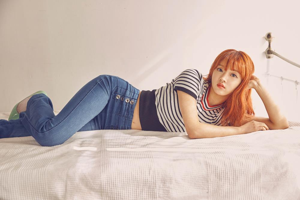 她就是Oh my girl 中的領舞成員YooA,YooA受人注目的原因不只是因為她像洋娃娃一樣精緻的外貌,身高160卻照樣接近九頭身,再加上超上相的巴掌臉,更是韓國網友封她為新一代「比例流氓」的原因