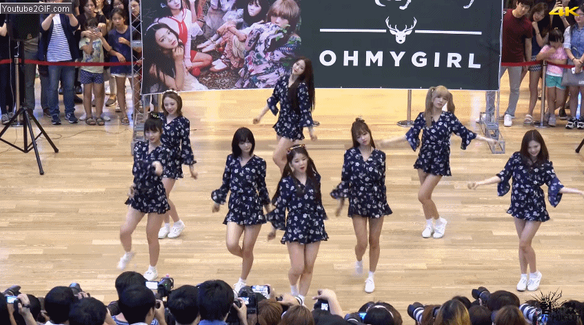 而且YooA不僅是比例被說完美,身為OH MY GIRL領舞的她跳舞時的樣子也被說超吸飯!因為本來OH MY GIRL雖然從服裝到妝都是可愛路線,但舞步或是走位卻意外的是強調力道的編舞