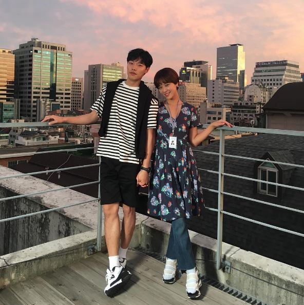 演員柳俊烈也曾被謠傳是在韓國有特定政治立場以及嫌惡女性的網站「ILBE」的成員,而引起網友躂伐,也因此讓經紀公司發佈聲明,鄭重澄清柳俊烈是ILBE成員絕對是謠傳,才平息風波。