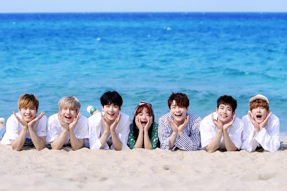 7月1日帶著第二張迷你專輯《Summer Vibes》回歸的ASTRO也找來同公司的小師妹I.O.I成員磪有情來拍攝MV,這張照片每個人的眼睛都不見拉XDD